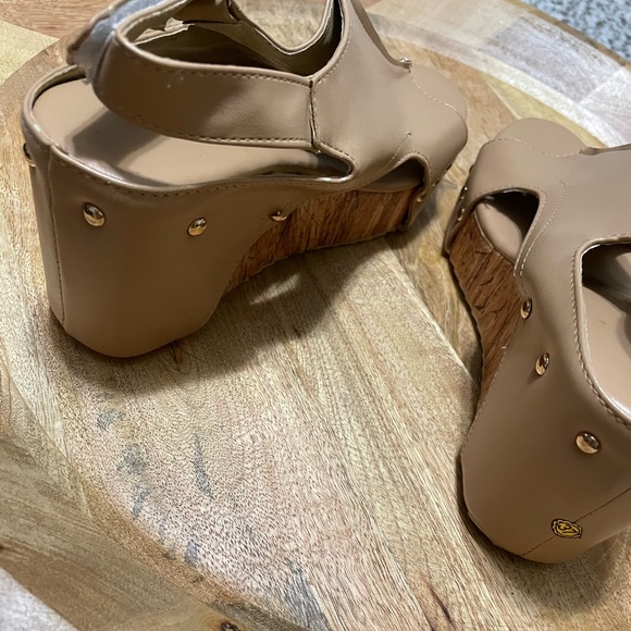 Woman’s Tan Cork Wedges - Picture 5 of 11